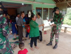Anggota Satgas Yonif 144/Jy Bagikan Masker di Gereja GPSK Siloam Perbatasan