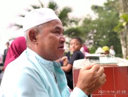 Jelang Ramadhan, Masyarakat Muslim Entikong Beramai-ramai Membersihkan Area Pekuburan