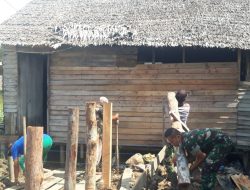 Koramil Sungai Kunyit Terjunkan Babinsa Bantu Perbaiki Rumah Warga