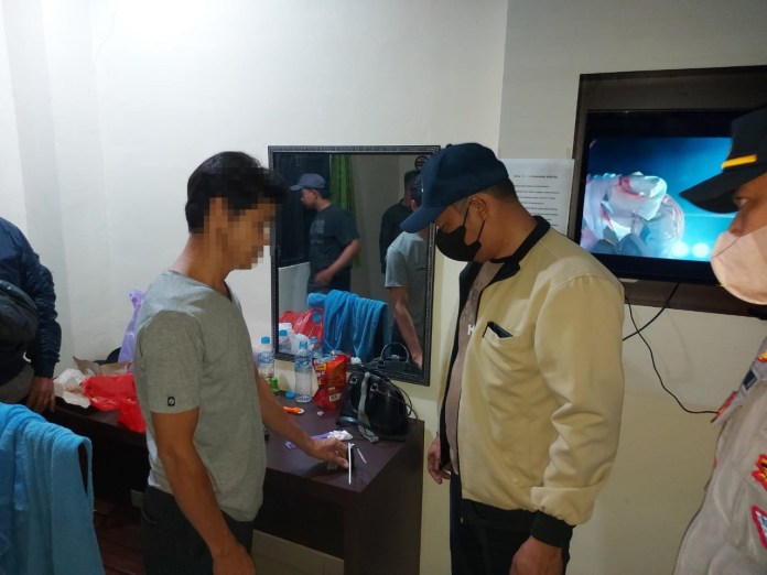 Keterangan foto: Polres Sintang melakukan Opreasi Pekat selama bulan Ramadhan dan mendapatkan sepasang kekasih yang terciduk di salah satu kamar hotel dan diduga menggunakan sabu. (Humas Polres Sintang/Istimewa)