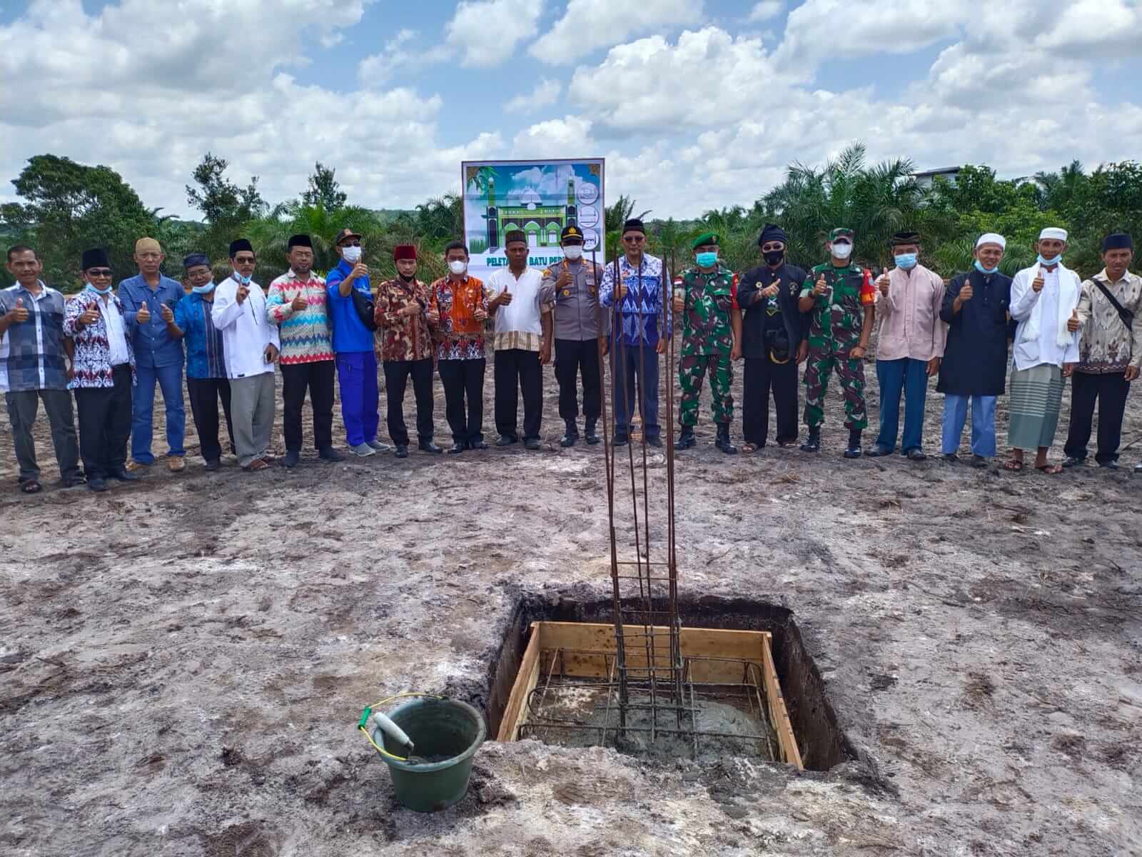 Keterangan foto: Seremoni peletakan batu pertama pembangunan Surau Al-Rahman di Mungguk DAS, Desa Subah, Kecamatan Tayan Hilir, Kabupaten Sanggau (Istimewa)