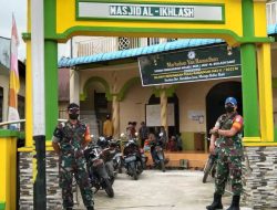 Dua Babinsa Menyuke Lakukan Pengamanan Sholat Jumat di Masjid Darit