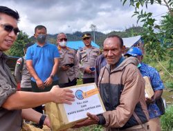 Satgas Binmas NODC Serahkan Bantuan Kapolri untuk Masyarakat Pegunungan Bintang