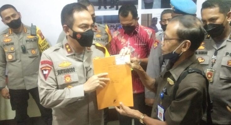 Keterangan foto: Investigator Nusantara Coruption Watch (NCW), Ibrahim MYH menyerahkan secara langsung aspirasi tertulisnya kepada Kapolda Kalbar, Irjen Pol Suryanbodo Asmoro, Jumat (08/04/2022). (Targetnews.id/Istimewa)