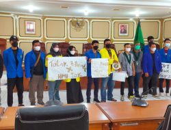 Massa Aksi Sayangkan Tak Satupun Anggota DPRD Kota Singkawang Hadir Menemui