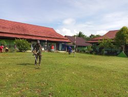 Satgas Pamtas Karya Bakti Membersihkan Lingkungan Sekolah Perbatasan