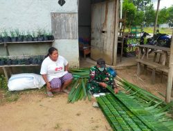 Satgas Pamtas Yonif Mekanis 643/Wns Berikan Semangat dan Motivasi ke Pengrajin Atap Daun di Perbatasan