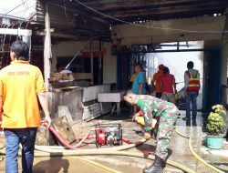 Bertindak Cepat, Babinsa Koramil Sungai Pinyuh Bantu Padamkan Kebakaran Rumah