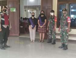 Babinsa Koramil Menyuke dan Babinkamtibmas Kawal Ibadah Jumat Agung di Gereja Katolik St Agustinus dan Matias