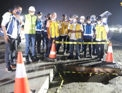 Tinjau Pelebaran Jalan Tol Cikampek, Menteri Basuki Instruksikan Bisa Fungsional H-10 Lebaran 2022