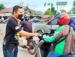 Semangat Ramadhan 1443 H, Komunitas Abang Jago Singkawang Bagi-bagi Takjil ke Para Musafir