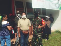 Babinsa Koramil Menyuke Kawal Pembayaran Bantuan Sembako dan Minyak Goreng