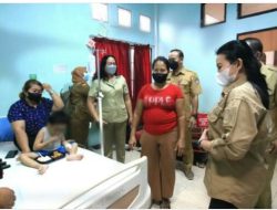Bupati Landak Jenguk Korban Penganiayaan Oleh IRT Terhadap Anak Kandung Sendiri