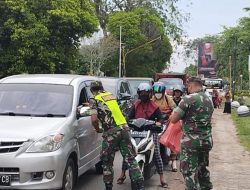 Kodim 1201/Mph, Bagi-bagi Takjil dan Masker kepada Pengguna Jalan