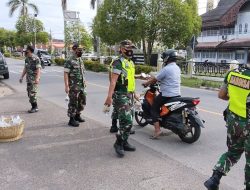 Kodim 1201/Mph Lanjut Bagi-bagi Takjil kepada Pengguna Jalan