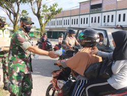Kini Giliran Staf Pers Kodim 1201/Mph Bagi-bagi Takjil kepada Para Musafir