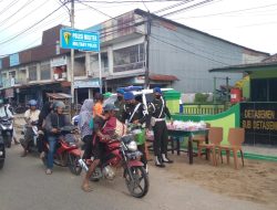 Jelang Berbuka Puasa, Prajurit Polisi Militer Subdenpom XII/1-7 Spy C Bagi-bagi Takjil di Halaman Depan Markas