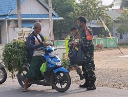 Giliran Koramil Sungai Kunyit Bagi-bagi Takjil kepada Masyarakat dan Pengguna Jalan