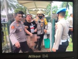 Ade Armando Babak Belur Dihajar dan Ditelanjangi Massa Aksi di Depan Gedung DPR-MPR