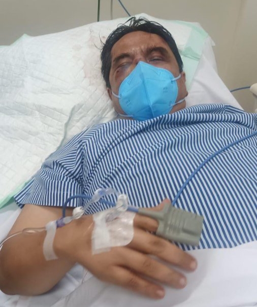 Keterangan foto: Kondisi Ade Armando saat berada di rumah sakit, pasca dirinya menjadi korban pengeroyokan sejumlah demonstran di depan Gedung DPR/MPR, Senin tanggal 11 April 2022. (Twitter: @Dennysiregar7)