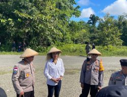 Tingkatkan Perekonomian di Yahukimo, Syarifah Olvah Bwefar Alhamid Bantu Beri Pakan Ikan kepada Petani Pembiakan Ikan Mujair di Dekai.