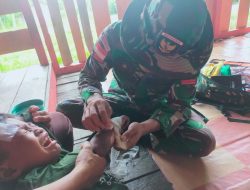 Satgas Pamtas RI-Malaysia Yonif Mekanis 643/Wns Responsif Obati Warga Perbatasan yang terluka