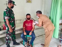 Babinsa Koramil 01/Jongkat Dampingi dan Pantau Pelaksanaan Vaksin di Puskesmas