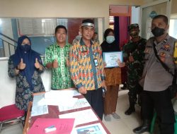 Dampingi Penyaluran BLT-DD, Babinsa Jongkat Imbau Warga Patuhi Prokes