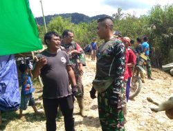 Di Lokasi TMMD 113, Dansatgas Didampingi Danramil Air Besar Jalin Keakraban Bersama Warga