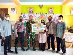 Yakinkan Tepat Sasaran, Babinsa Jongkat Dampingi Penyaluran BLT-DD di Desa Parit Bugis