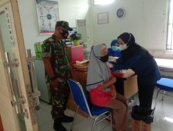 Lagi dan Lagi, Babinsa Koramil-01/Jongkat Dampingi Masyarakat Ikuti Kegiatan Vaksinasi Covid-19