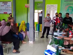 Penuh Semangat, Koramil-01/Jongkat Lanjut Salurkan BTPKLW-TNI di Kecamatan Segedong Hari ke-3