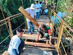 Gotong Royong, Babinsa Bersama Bhabinkamtibmas dan IPMS Perbaiki Jembatan Penghubung