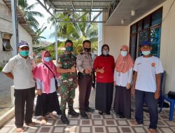 Berikan Rasa Aman dan Humanis, Babinsa Koramil Sungai Kunyit Dampingi Vaksinasi Covid-19
