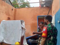 Rumah Warga Binaannya Dihantam Puting Beliung, Babinsa Koramil Sungai Kunyit Segera Bertindak