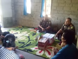 Kajari Landak bersama Kapolsek Mempawah Hulu Kunjungi Kediaman Korban Penganiayaan oleh Ibunya Sendiri