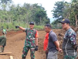 Tinjau Progres di Lapangan, Danstgas Terus Semangati Personil Satgas TMMD 113/Kodim 1201