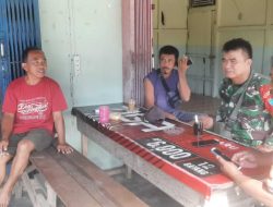 Babinsa Sungai Pinyuh Laksanakan Komsos dengan Masyarakat Desa Binaan
