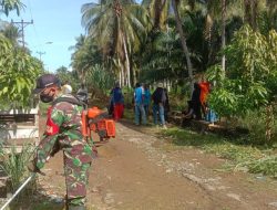 Jumat Bersih, Babinsa Bersama Warga Gotong Royong Bersihkan Jalan