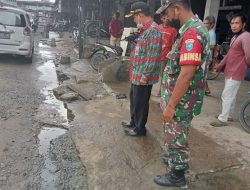 Bersama Forkopimcam, Babinsa Sungai Pinyuh Tinjau Drainase yang Tersumbat