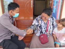 Tingkatkan Layanan Pengobatan ke Masyarakat, Tim medis Satgasres Ops Damai Cartenz 2022 Susur Kediaman Warga Kenyam