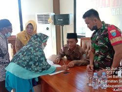 Babinsa Usransyah Kembali Dampingi Masyarakat Kurang Mampu Terima BLT-DD