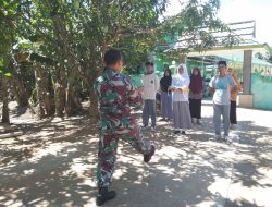 Babinsa Peniraman Berikan Pelatihan Pengibaran Bendera MTQ ke Pelajar MA Ponpes Darut Tolibin