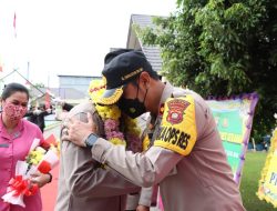 Suasana Haru Iringi Prosesi Pelepasan Mantan Kapolres Sekadau AKBP K Tri Panungko