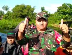 Susuri Sungai Segedong, Babinsa Serda Syamsudin Dampingi Kunker Wabup Mempawah