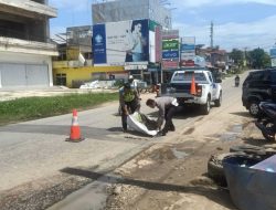 Peduli Keselamatan Pengendara, Sat Lantas Polres Sekadau Perbaiki Lubang Jalan