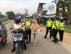 Semarak HUT RI ke-77, Polres Sekadau dan Bank Kalbar Bagikan Bendera Merah Putih ke Pengguna Jalan