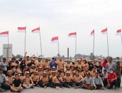 Ikal Taplai Lemhanas RI Kalbar bersama KRI Siribua Kibarkan Seribu Bendera di Waterfront BML