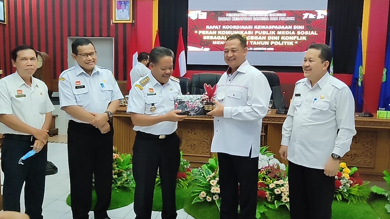 Keterangan foto: Bupati Sanggau, Paolus Hadi menyerahkan cinderamata kepada Kepala BIN Daerah Kalimantan Barat, Brigjen Pol Rudi Tranggono, Rabu 31 Agustus 2022. (Istimewa)