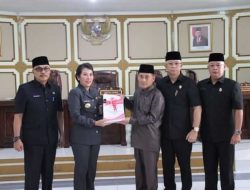 Wali Kota Singkawang Sampaikan Dua Raperda ke DPRD